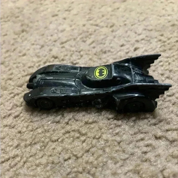 Vintage 1989 ERTL Batmobile black and yellow car, 1:64 scale - Picture 1 of 6
